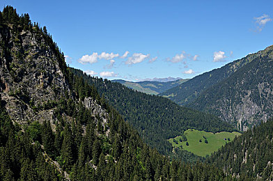 黄色软件下载大全华为:未来都市竞速游戏《极光赛道》深度评测,揭秘隐藏科技与跨设备驾驶新体验-2