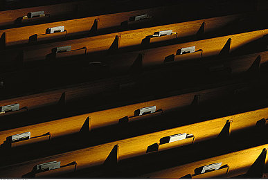 黄色三级软件：极速幻影，黄灯与氮气的临界博弈-2