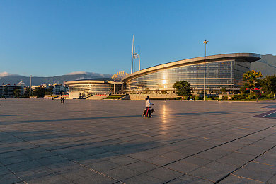 国产成人αⅴ：竞速新作极速幻境上线，融合侦探叙事与沉浸改装体验