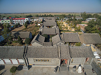 男生和女生一起拆拆很痛的轮滑鞋免费游戏:疾风搭档,改装竞速,携手共闯城市赛道-3