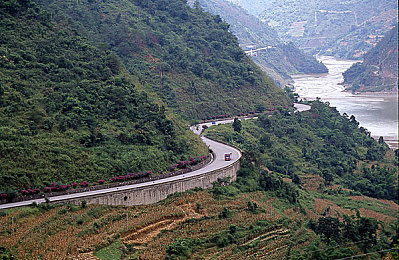 中国综合AV：极速都市新赛道，全地形竞速挑战你的驾驶策略-2