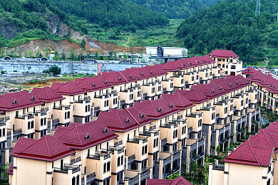 孟孟春节回家过年相亲：引擎轰鸣与佳节絮语的双重奏