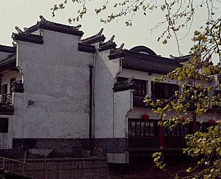 黄色app软件下载3.0.3免费梳妆2023:《梳妆2023》新版评测,海量秋季时装与搭配攻略全解析-2