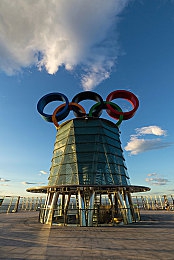 色多多视频成人APP:极速幻影,驾驭未来都市赛道,开启霓虹光影竞速盛宴-2