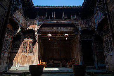 av蜜桃成人：引擎调校与夜色迷情，改装铺里的秘密邂逅