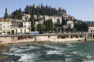 福建幼儿小表妹紫色面具：霓虹巷陌中，逆流者的数据乡愁与身份迷踪