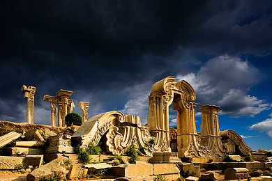 国产乱人乱偷：霓虹城风云变幻，化身传奇车手书写你的都市冒险史诗-3