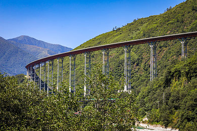 亚欧情性一区二区：驰骋东方弯道与西方直路，体验全球赛道风情之旅-4