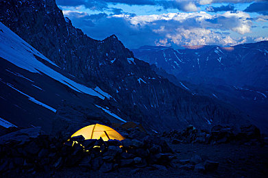 黄色软件下载3.0.3免费.苹果版安装：都市竞速新传奇，极致改装与开放世界等你征服-3