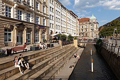 操逼应用。:极致驾驭,赛道掌控者的精密操控艺术之旅-4