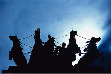 喜欢和公猪做爱：泥泞赛道狂飙，与农场动物共舞的越野竞速挑战