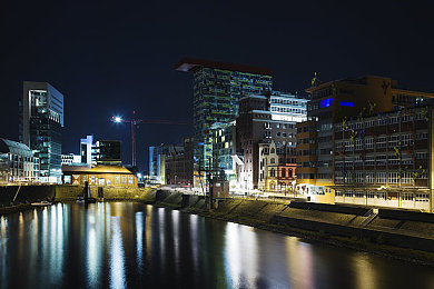 黄网www：虚拟都市极速狂飙今日上线，深度改装与动态天气引爆竞速新体验-3