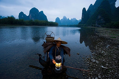 两人打扑克不盖被子：极速明牌，心理交锋的公路赌局-2