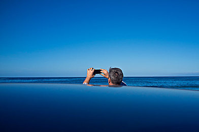 国产AV色欲：幻光霓虹，驰骋未来都市的感官交响