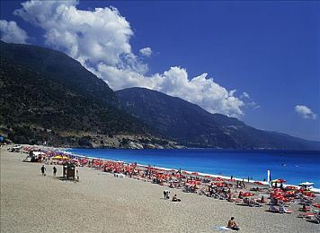 女生吃男生小困困：极速反转新策略，道具攻防打破竞速定式