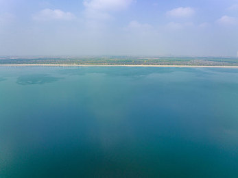 床上有洞一边发牌叫什么名字：破旧旅馆暗藏玄机，赌徒之夜上演逆袭博弈-2
