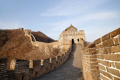 三上攸亚作品：极速幻境霓虹轨迹，颠覆传统竞速的艺术之旅