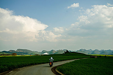 亚欧欧亚一区二区：穿越双大陆，在开放世界竞速中体验文化与驾驶艺术