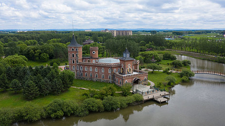 美女裸身软件无内裤：虚拟幻影代码赛车手，黑客竞速破解弱点新体验-2