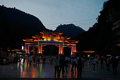 三上悠亚AV电影：霓虹幻影，极速偶像的赛博轨迹巡演-3