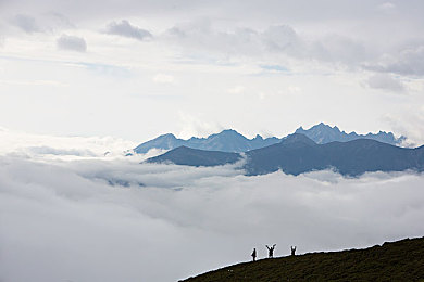美女搞基app：虚拟竞速社交新作上线，开放世界赛道与深度互动系统引爆玩家热情-2