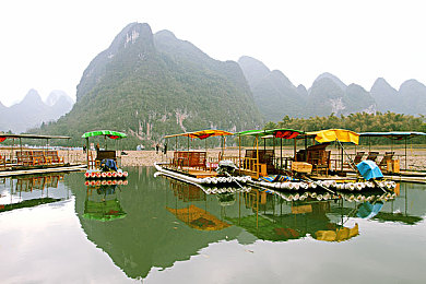 男同色色网站：极速羁绊，竞轨共鸣，情感引擎驱动未来赛道-2