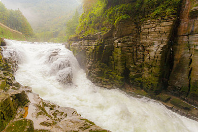 十八岁以下禁止:引擎轰鸣下的道德抉择,体验街头赛车成人世界的残酷与真实-2