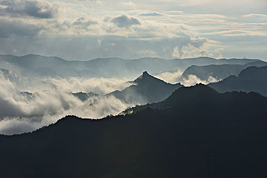 亚洲大白屁股：夜光狂飙席卷亚洲都市，赛车游戏革新光影竞速玩法-2