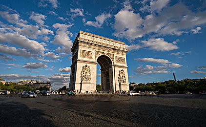 美女不穿衣服的视频软件：赛博朋克竞速新作霓虹幻影上线，破解虚拟广告揭露未来阴谋-2