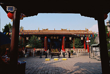 黄色软件app下载3.0.3免费2025：都市传说成真，极限街头狂飙2025隐藏霓虹警车涂装解锁攻略全解析