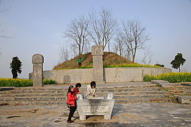 老公和我闺蜜3p被两个男人伺候:极速三角双擎对决,体验动态协作与三角追逐的竞速艺术-1