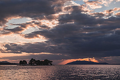 男生和女生在一起差差的APP：当双人成行驶入汽车关卡，情侣如何从翻车伴侣进阶为竞速搭档