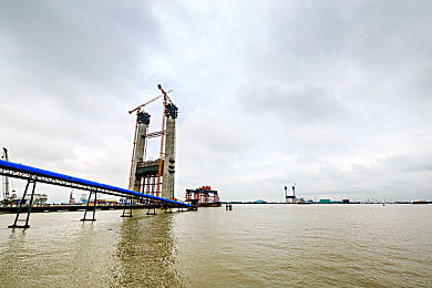 东京app：霓虹街头狂飙，深度改装征服真实东京赛道