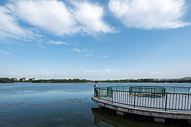 AI换脸明星造梦：幻面引擎驱动，霓虹赛道上的虚拟偶像竞速计划-3