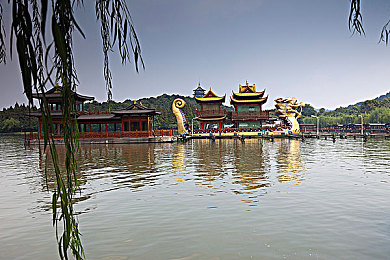 男人和女人搓搓搓：双人协同操控新体验，拟真赛车游戏极速回旋今日上线