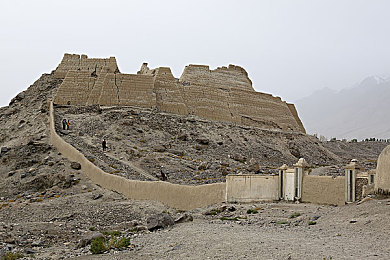 一百款流氓软件下载：数字战士狂飙霓虹都市，百种病毒挑战极速攻防