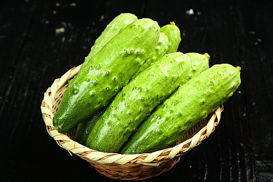 妈妈和儿子一起拔萝卜黄:丰收冲刺,亲子协奏曲在田园赛道上的激情演绎-2