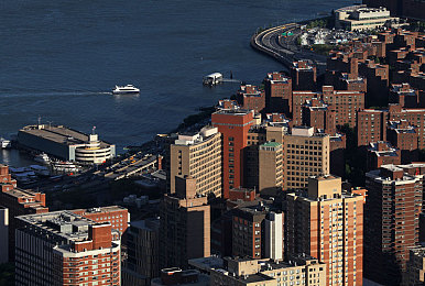 成人av蜜桃：霓虹赛道驾驭甜蜜，视觉自定义革新竞速体验