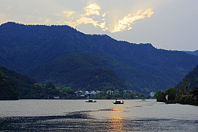 91天美精东麻豆:霓虹幻夜,极速狂飙的九十一日改装传说-3