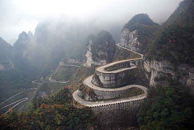 华为3.0.3每天无限次破解版大全网站在：警惕破解陷阱，竞速游戏《极速纪元》正版攻略与风险深度解析-4