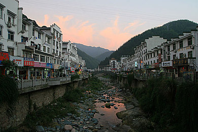 真人床上拨萝卜：竞速耕耘奇幻赛道，机械臂收割加速快感