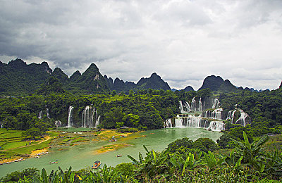 阿娇和陈冠希视频：数字裂痕，公众凝视下的道德迷宫与救赎之路