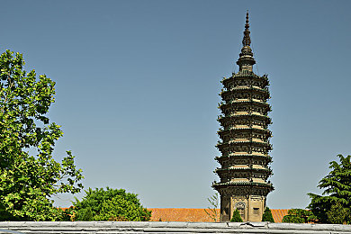 东京热线app官方下载安装：霓虹都市狂飙，赛博竞速传奇点燃雨夜激情