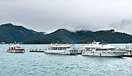 男女查查查查查轮滑网：极速摩擦音引爆赛道，全新运动竞速游戏今日震撼上线-2