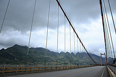 华为黄色3.3.3.0：琥珀光梭疾驰，鸿蒙引擎重塑虚拟竞速新纪元-2