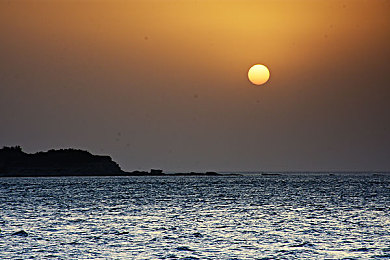 乱视频：霓虹赛道疾驰，多屏信息洪流，未来赛车游戏革新双线操作体验-2