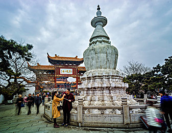 未成年人做爱软件:极速边缘引爆热议,虚拟改装背后的道德抉择与竞速艺术-2