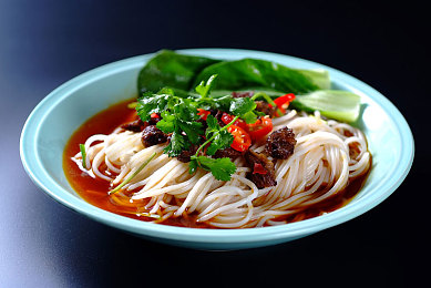 男生女生在床上一起差差APP：双人竞速新游上线，卧室赛道开启默契大考验-2