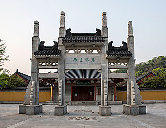 三上悠亚《同居男友》：虚拟恋人驾驶新游上线，汽油与心跳交织的东京浪漫物语