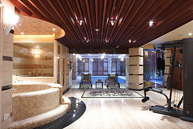 黄色app03：独立赛车新作发布，霓虹街头驾驭致命速度，赛博朋克美学融合真实物理引擎-1